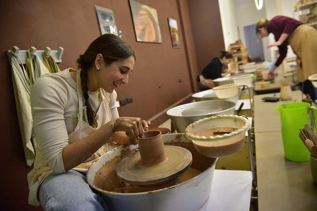 Taller de cerámica. Cada vez más jóvenes eligen hobbies lentos para “bajar un cambio”. 