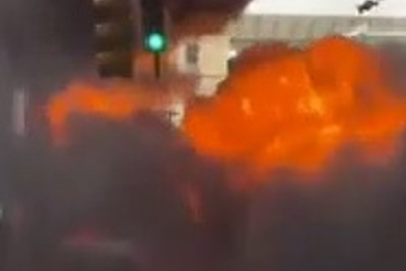 Fuerte explosión de un auto cerca del icónico Toro de Wall Street
