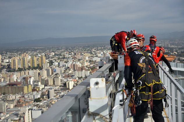 El Duar y el cuerpo de Bomberos realizaron un simulacro de rescate en altura en el edificio Capitalinas de Córdoba.