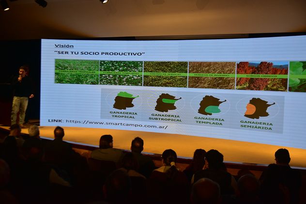 COYUNTURA Y AGRO. Santiago Panero, Rodrigo Allende de la empresa Smartcampo y Mauro Lifschitz, del Inta Rafaela, durante la exposición de la empresa de Sinsacate que desarrolla semillas forrajeras.