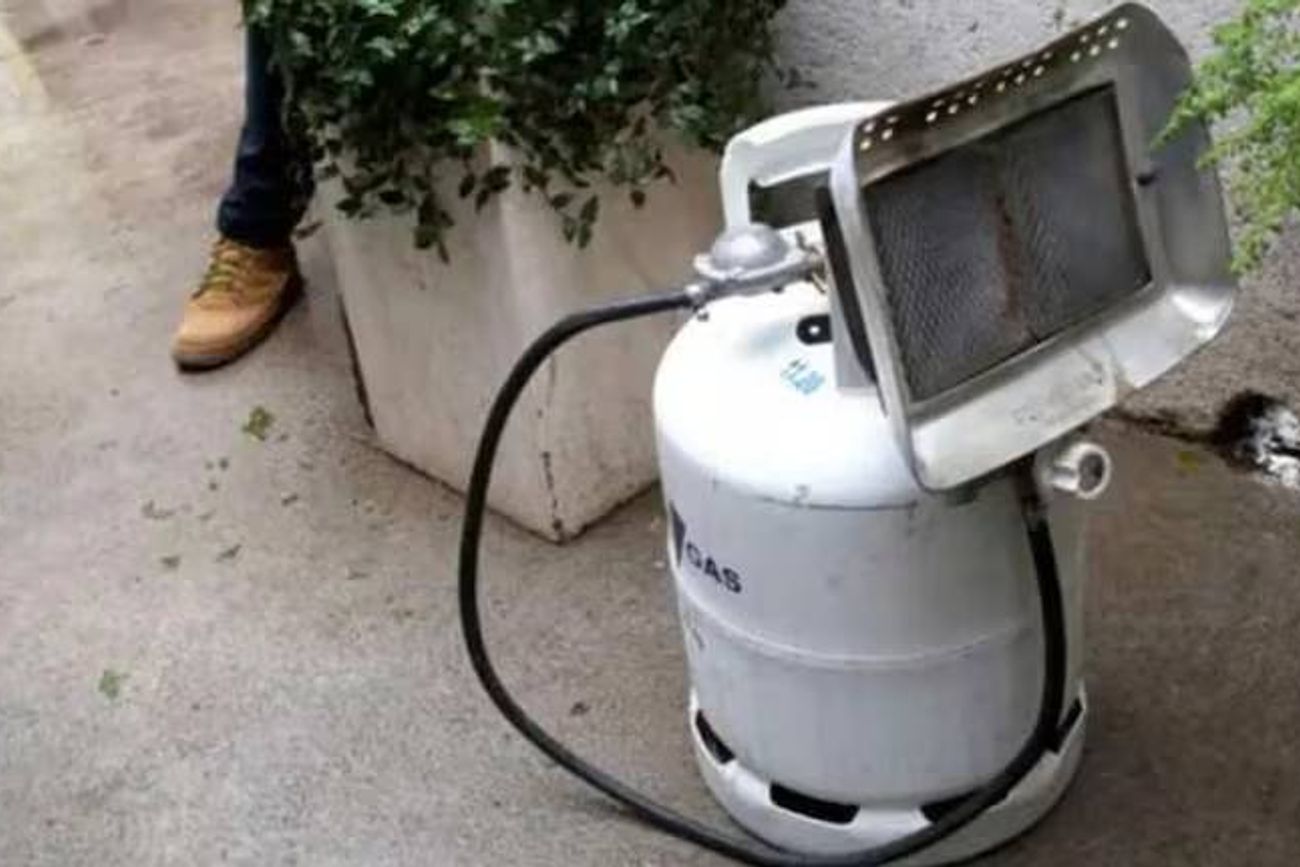 Los bomberos detectaron un principio de incendio en una pantalla calefactora alimentada por una garrafa. 