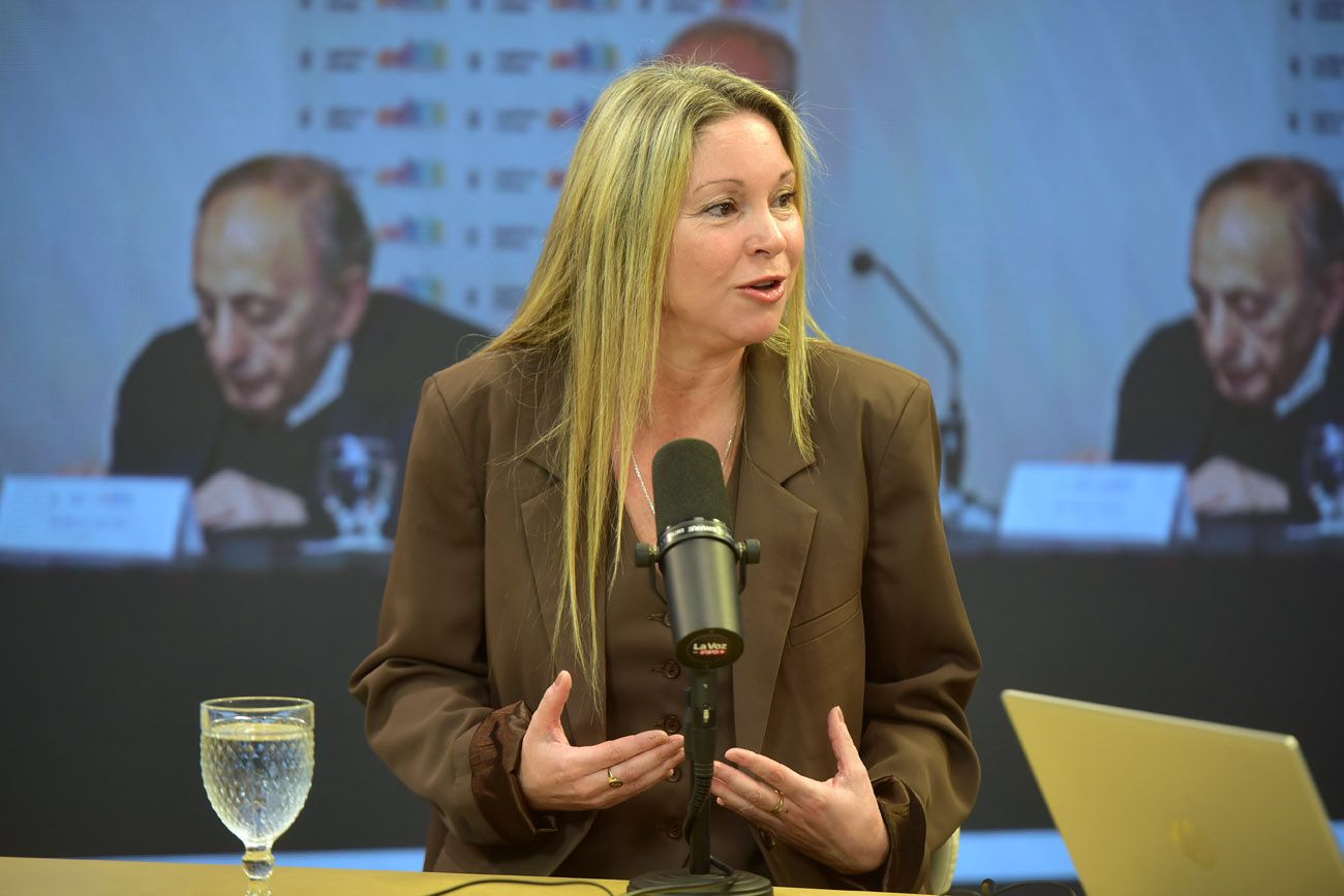Julieta Rinaldi, legisladora, presidenta del Jury de enjuiciamiento en el streaming de La Voz en vivo. 