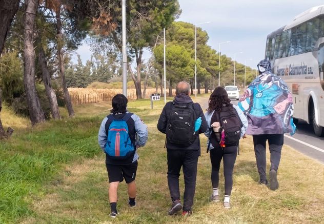 Hinchas de Belgrano peregrinan hacia la Virgen de Lourdes en Alta Gracia.