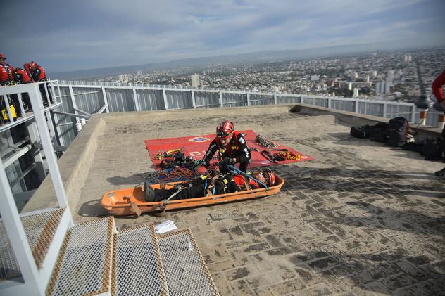 El Duar y el cuerpo de Bomberos realizaron un simulacro de rescate en altura en el edificio Capitalinas de Córdoba.