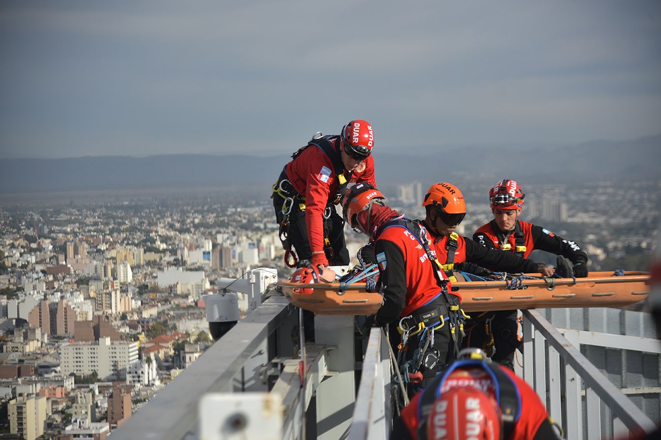 El Duar y el cuerpo de Bomberos realizaron un simulacro de rescate en altura en el edificio Capitalinas de Córdoba.  (Pedro Castillo / La Voz)