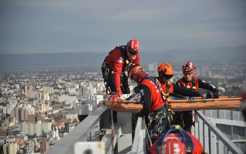 El Duar y el cuerpo de Bomberos realizaron un simulacro de rescate en altura en el edificio Capitalinas de Córdoba.  (Pedro Castillo / La Voz)