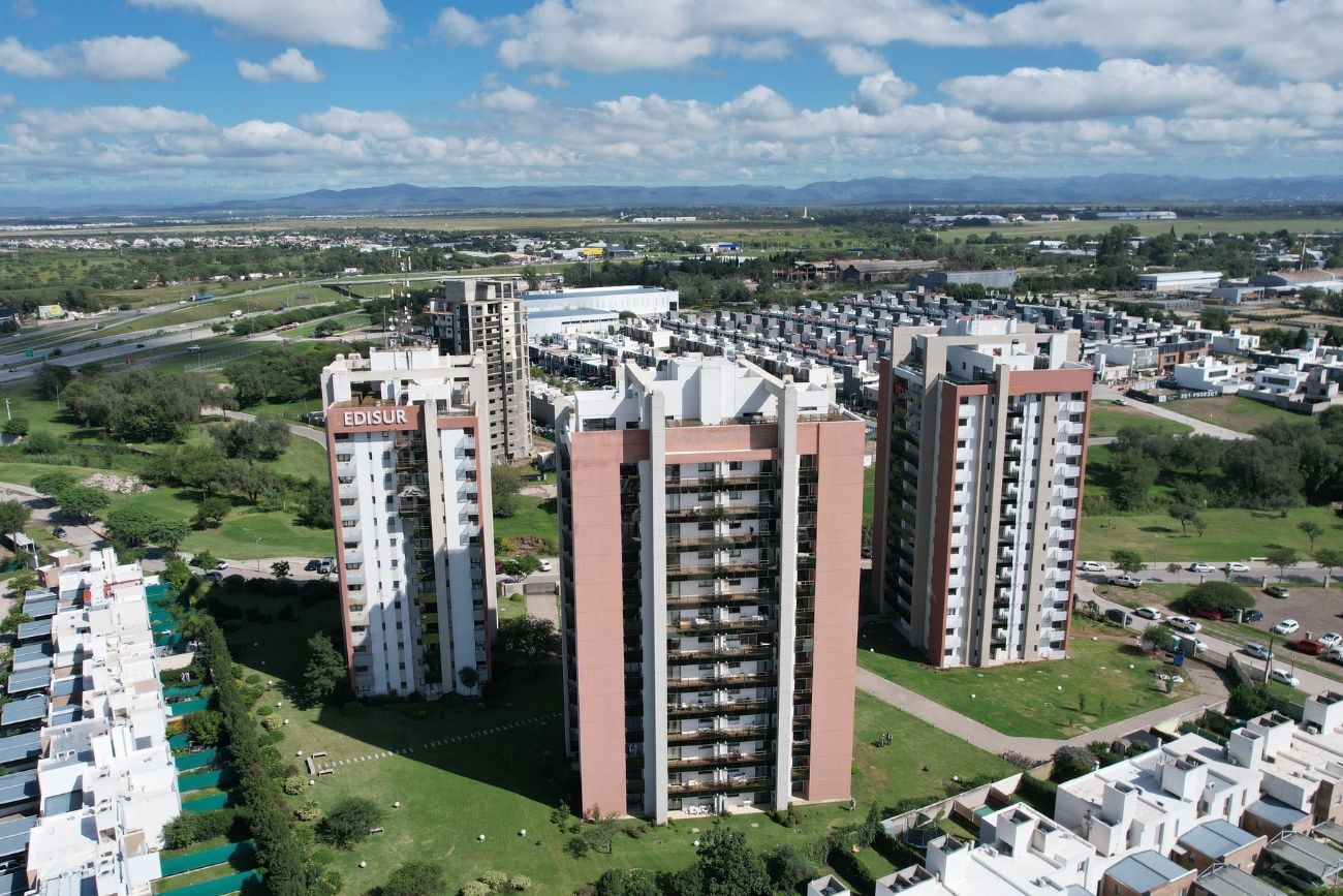 La nueva torre de Pilares se integra al paisaje y al entorno verde de Manantiales.