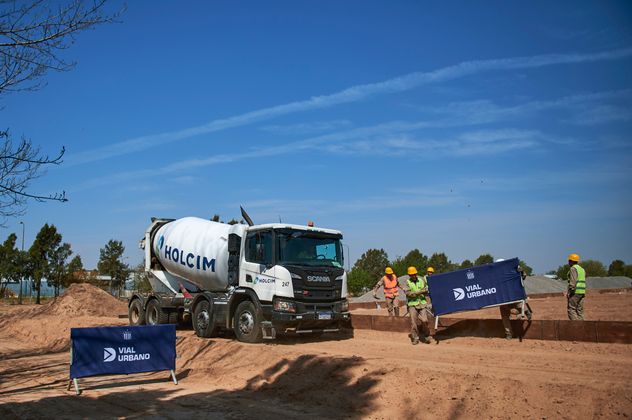 El equipo de Holcim trabajando en el Centro Deportivo de Alto Rendimiento Deportivo Amadeo Nuccetelli del Club Atlético Talleres. (Gentileza Holcim Argentina)