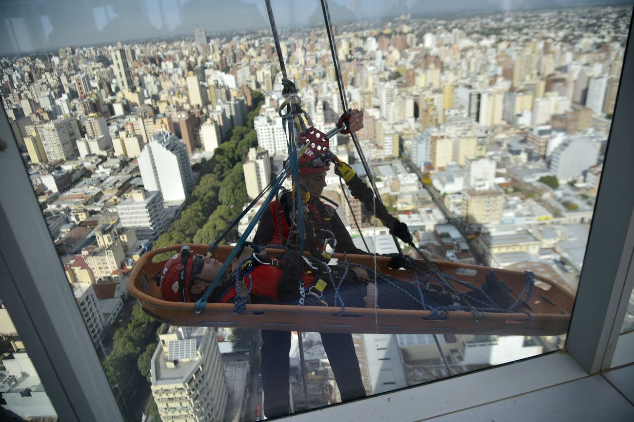 El Duar y el cuerpo de Bomberos realizaron un simulacro de rescate en altura en el edificio Capitalinas de Córdoba. 
