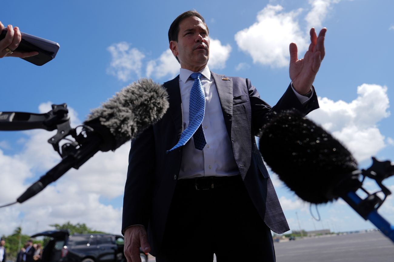 El secretario de Estado Marco Rubio habla con la prensa antes de abordar su avión en la base de la Reserva Aérea de Homestead, el jueves 21 de mayo de 2026. 