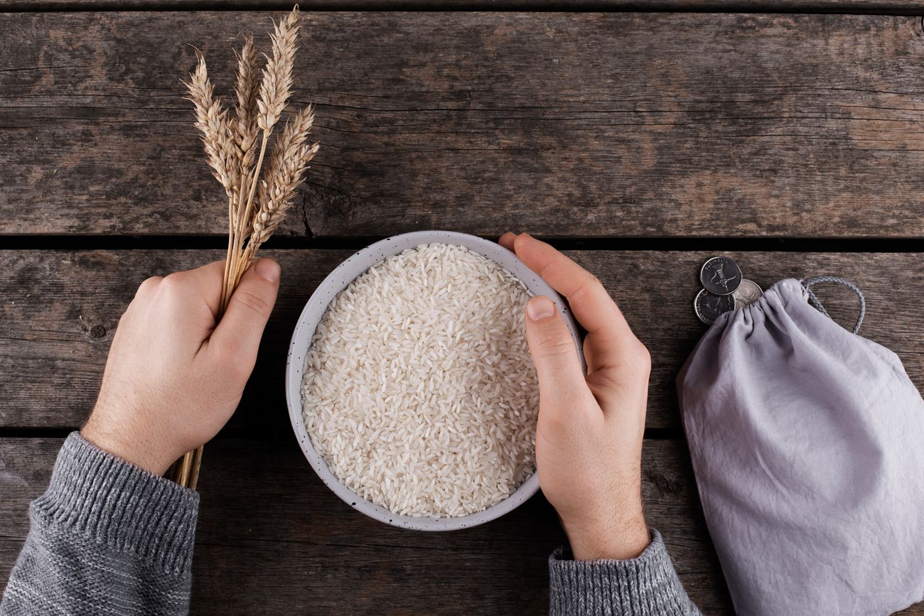 El truco con arroz para sacar fácil y rápido la humedad de tu placard.