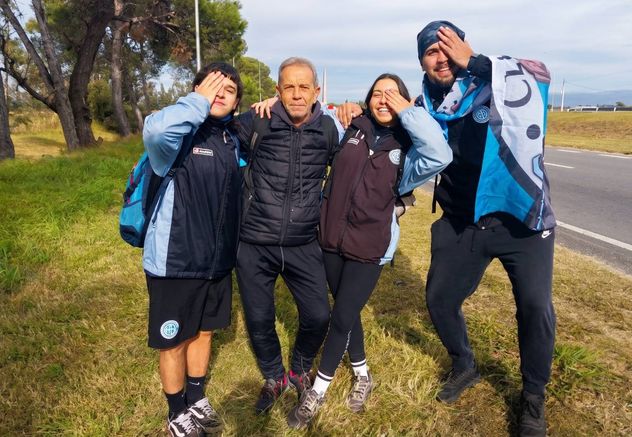Hinchas de Belgrano peregrinan hacia la Virgen de Lourdes en Alta Gracia.