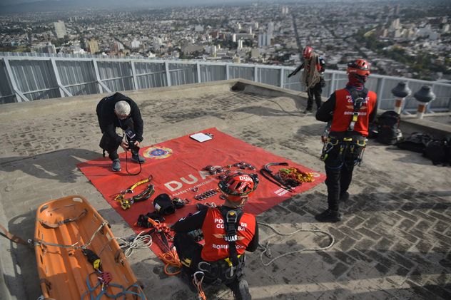 El Duar y el cuerpo de Bomberos realizaron un simulacro de rescate en altura en el edificio Capitalinas de Córdoba.