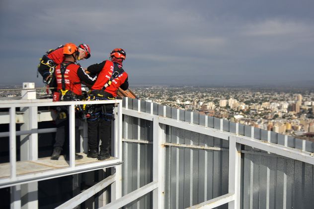 El Duar y el cuerpo de Bomberos realizaron un simulacro de rescate en altura en el edificio Capitalinas de Córdoba.