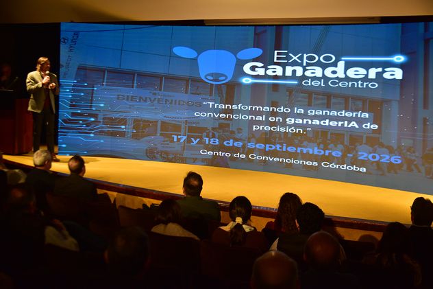 
COYUNTURA Y AGRO. Germán Milhager, uno de los organizadores de la Expo Ganadera del Centro, anticipó durante la jornada las características de la muestra que se llevará a cabo en 17 y 18 de septiembre.
