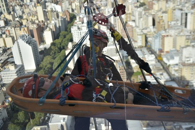 El Duar y el cuerpo de Bomberos realizaron un simulacro de rescate en altura en el edificio Capitalinas de Córdoba.