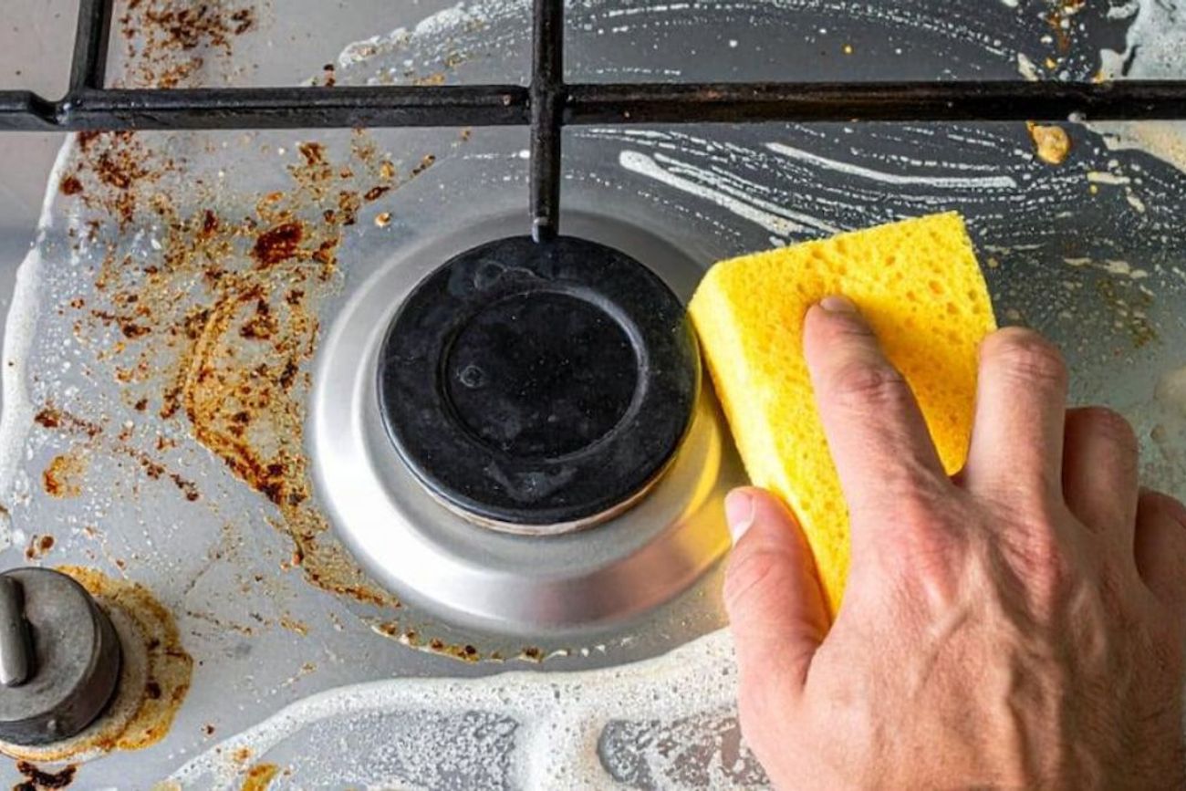 La elección de la esponja adecuada ayuda a proteger los utensilios y mejora la limpieza en la cocina.