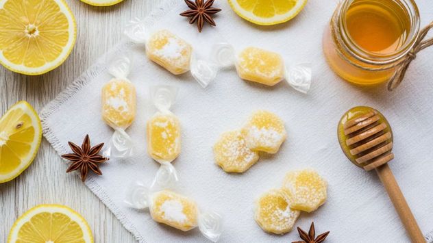 Los caramelos caseros de miel y jengibre ayudan a aliviar la irritación de garganta y la tos durante los días de frío.