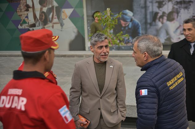 El Duar y el cuerpo de Bomberos de Córdoba. (Pedro Castillo / Archivo/ La Voz)