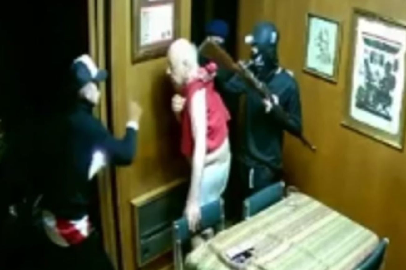 Terror en La Matanza: cuatro delincuentes asaltaron a una pareja de jubilados y robaron un arsenal de armas