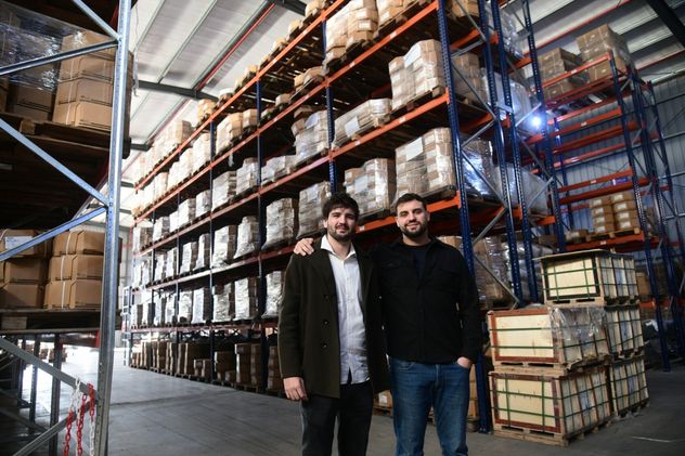 Nicolás March Barazzutti e Ignacio Calás en una de las cinco naves que tienen en Polo 52. (Ramiro Pereyra)