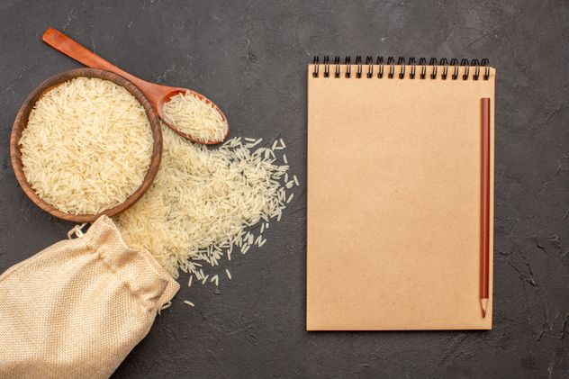 El truco con arroz para sacar fácil y rápido la humedad de tu placard.