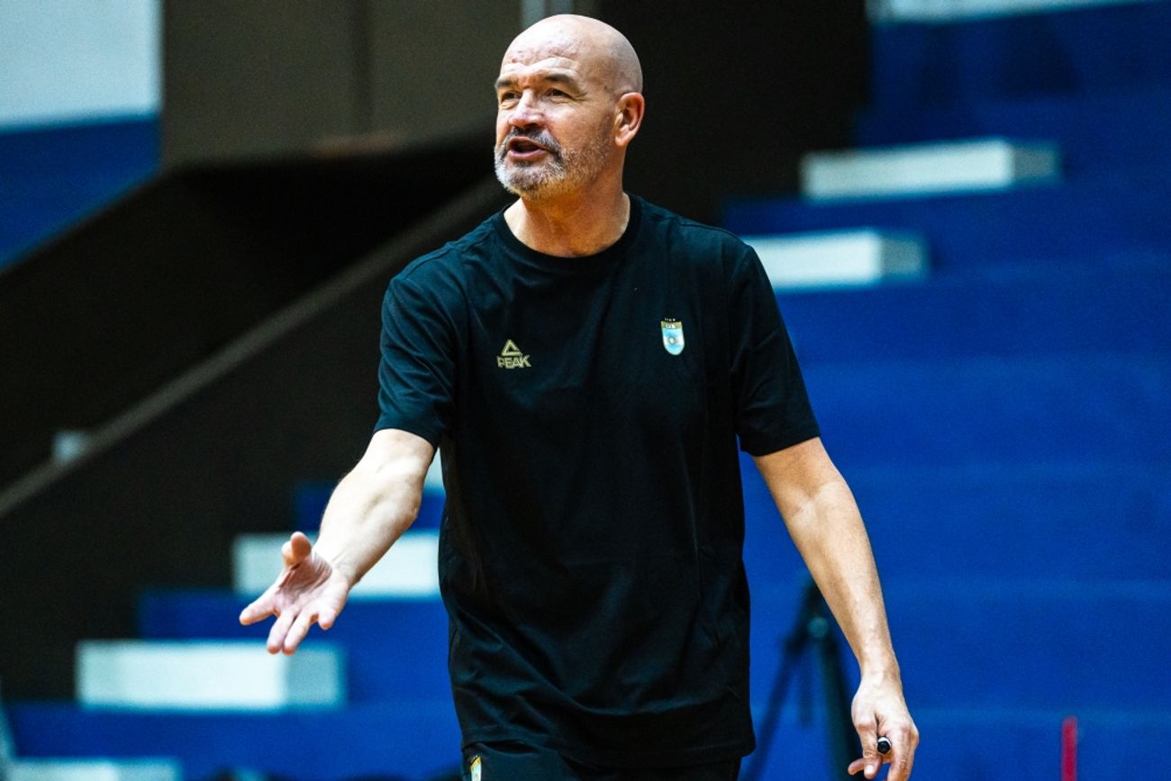 Gregorio Martínez, DT de básquet femenino.