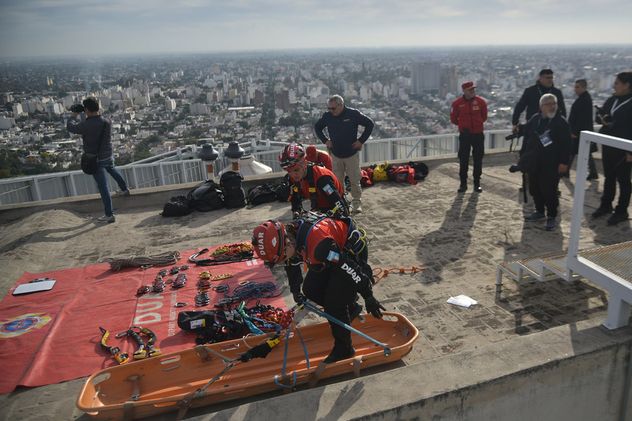 El Duar y el cuerpo de Bomberos realizaron un simulacro de rescate en altura en el edificio Capitalinas de Córdoba.