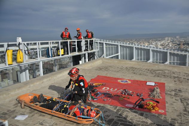 El Duar y el cuerpo de Bomberos realizaron un simulacro de rescate en altura en el edificio Capitalinas de Córdoba.