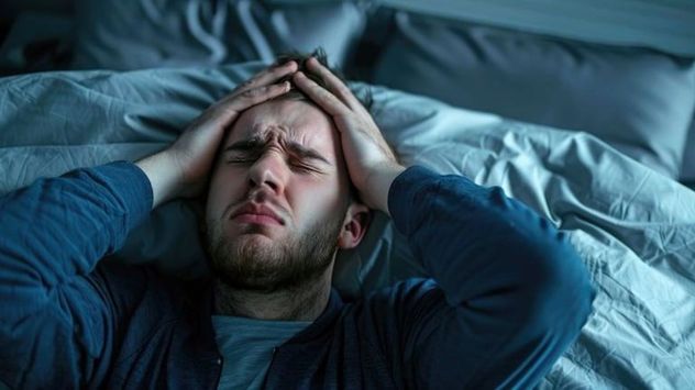 El estrés, los hábitos de sueño y algunos problemas de salud pueden influir en los despertares nocturnos repetidos.