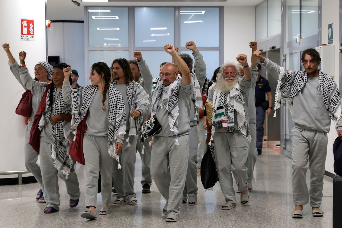 Israel deportó a los activistas de la flotilla que iba a Gaza y crecen las denuncias por maltratos
