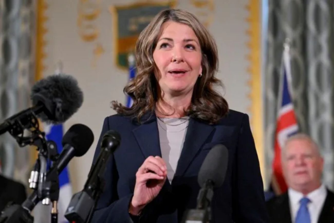 La primera ministra de la provincia canadiense de Alberta, Danielle Smith. (Gentileza BBC)