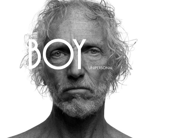 Boy Olmi llega con su unipersonal, Boy, un viaje personal que a su vez refleja la historia de cualquiera.