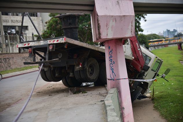 Un camión chocó contra el puente 25 de mayo de Costanera y casi cae al río.