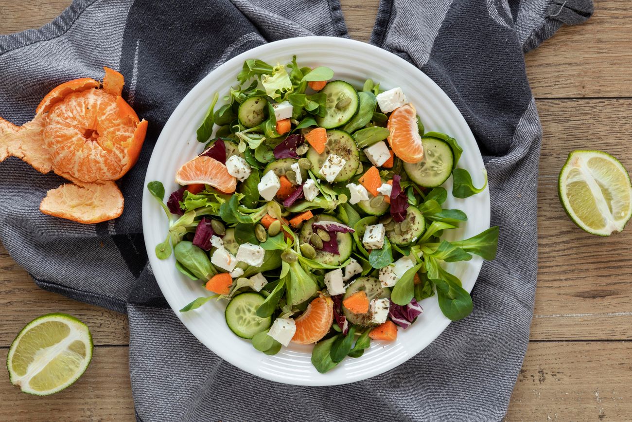 Tres aliños para ensalada que podés dejar siempre listos en la heladera.