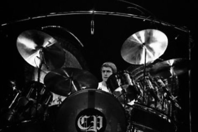 El show combina la arrolladora performance en vivo de Carl Palmer con material audiovisual original de los recordados Keith Emerson y Greg Lake.