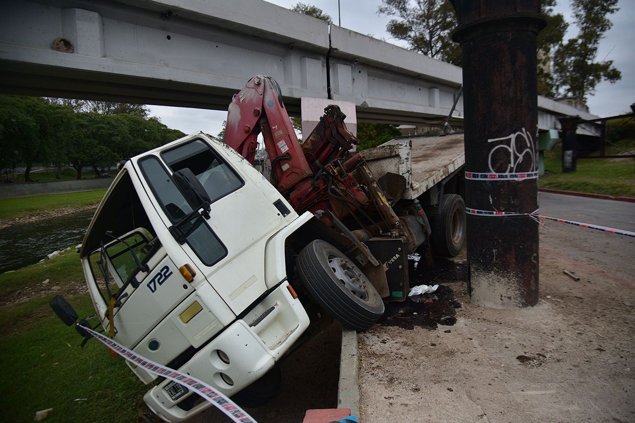 Un camión chocó contra el puente 25 de mayo de Costanera y casi cae al río.