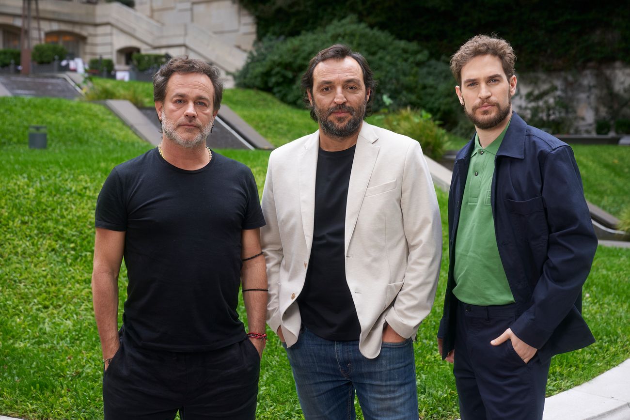 Matías Mayer y Gastón Pauls en el junket de Barrabrava 2 en el Palacio Duhau en Buenos Aires.