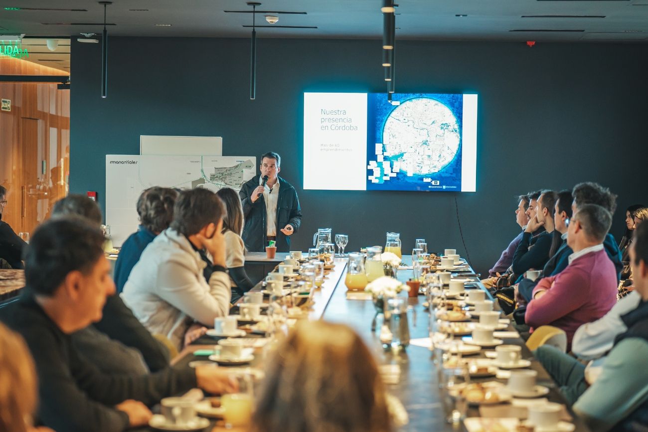 El encuentro reunió a inversores y clientes interesados en conocer las oportunidades actuales del mercado inmobiliario en Córdoba.