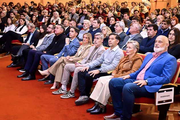 Autoridades provinciales, municipales y académicas acompañaron al nuevo consejo directivo del CPI durante el acto oficial de asunción llevado a cabo en el auditorio de la UTN.