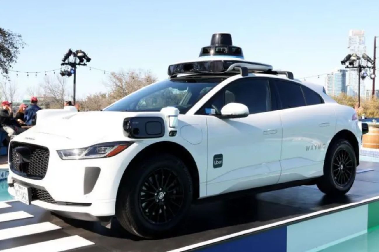 Waymo pausó en cinco ciudades de EE.UU. su servicio de taxis autónomos tras fallas en calles inundadas. (Gentileza BBC)