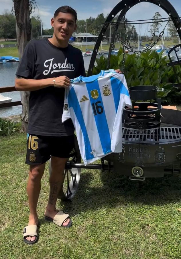 NAHUEL MOLINA. El lateral derecho, también campeón del mundo, le compró un fogonero a Alessio.