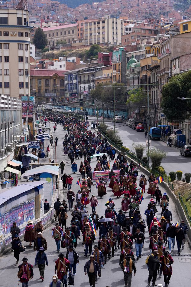 
Manifestantes marchan durante una protesta antigubernamental en La Paz, Bolivia, el 22 de mayo de 2026. (Juan Karita)

