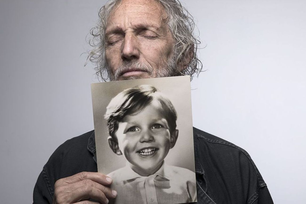Boy Olmi llega con su unipersonal, Boy, un viaje personal que a su vez refleja la historia de cualquiera.