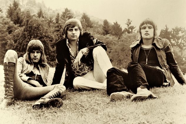 Formado en Londres en 1970 como uno de los primeros supergrupos de la historia musical, el trío combinó de manera magistral el rock, el jazz y la música clásica de compositores clásicos.
