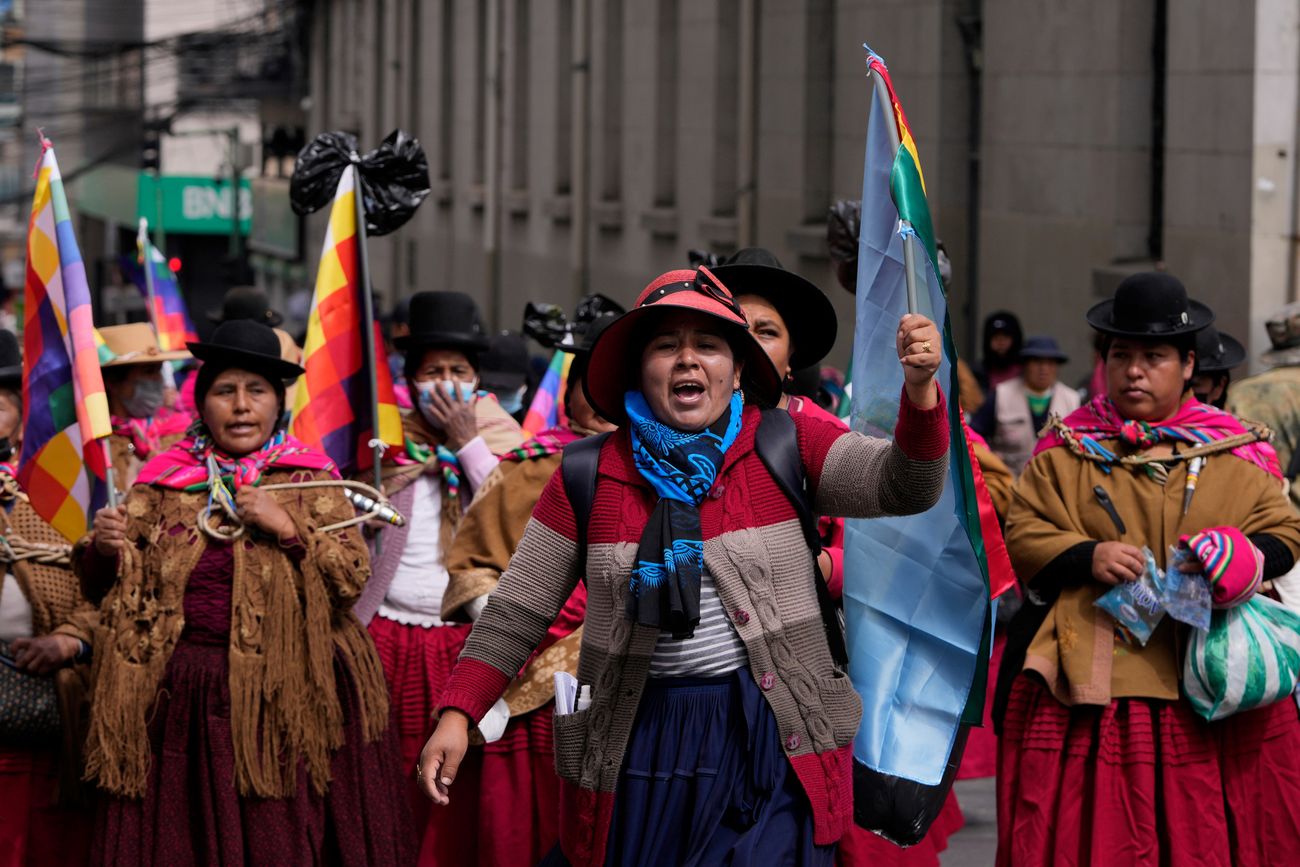 
Manifestantes gritan consignas durante una protesta antigubernamental en La Paz, Bolivia, el 22 de mayo de 2026. (Foto AP/Juan Karita)
