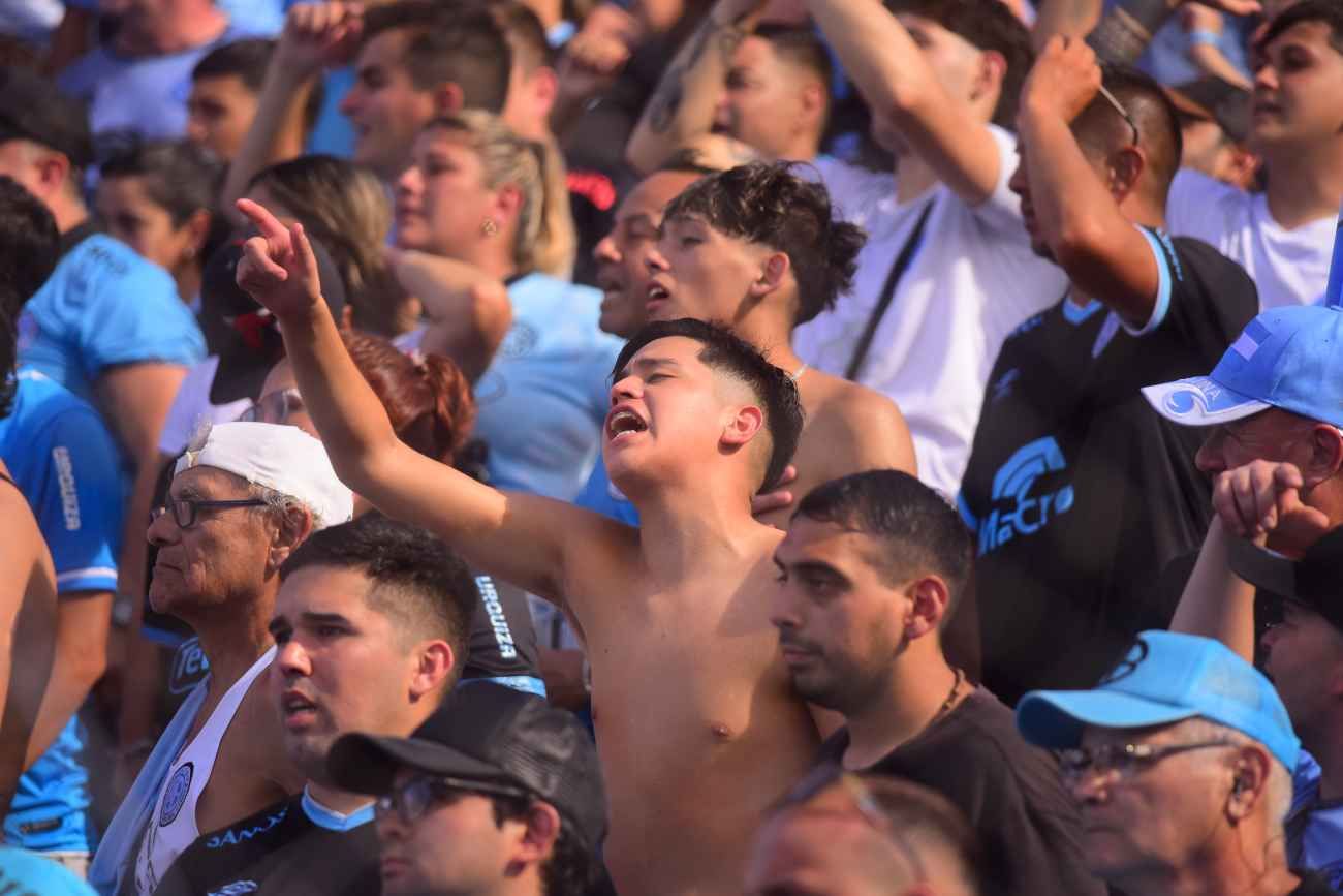 FIEBRE. Hinchas de Belgrano, de River y curiosos en general protagonizan una verdadera fiebre por conseguir entradas para la final que dispatarán ambos equipos este domingo en Córdoba. 