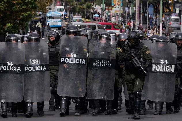 La policía vigila durante una protesta antigubernamental en La Paz, Bolivia, el 22 de mayo de 2026. (Juan Karita)