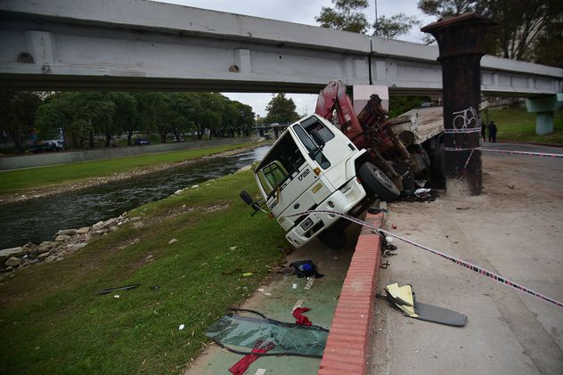 Un camión chocó contra el puente 25 de mayo de Costanera y casi cae al río.