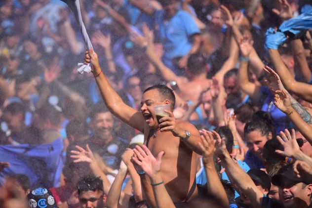 La emoción de una final como River-Belgrano puede disparar la adrenalina y el cortisol, acelerando el corazón y elevando la presión arterial.